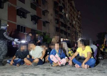 Antara warga asing yang ditahan JIM Kuala Lumpur dalam serbuan di sebuah flat di Jalan Ipoh, pada Jumaat.