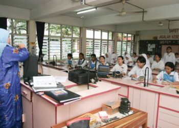 GURU yang sabar mampu menghadapi segala cabaran dengan tenang dan bijak, seterusnya melahirkan pelajar  bukan sahaja cemerlang dalam akademik tetapi juga mempunyai sahsiah yang baik.