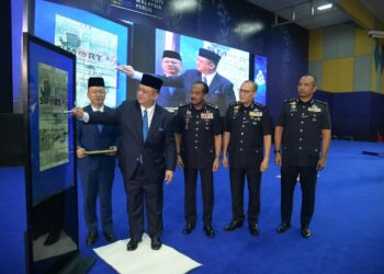 TUANKU Syed Faizuddin Putra Jamalullail (dua dari kiri) berkenan menyempurnakan Majlis Perasmian Penutup Seminar Memperkasakan Amalan Terbaik Kor SUKSIS Universiti Awam Peringkat Kebangsaan Edisi 2.0 di Dewan Ilmu, Universiti Malaysia Perlis (Unimap), Arau, Perlis, hari ini.-UTUSAN/IZLIZAN OTHMAN