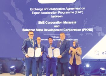 Datuk Ewon Benedick (tengah), menyaksikan pertukaran Memorandum Perjanjian (MOA) Program Export Accelerator (EAP) antara SME Corp. Malaysia yang diwakili oleh Rizal Nainy dan Timbalan Ketua Pegawai Eksekutif Kumpulan Perbadanan Kemajuan Negeri Selangor (PKNS), Suhaimi Kasdon. UTUSAN/SABRINA ZULKIFLI