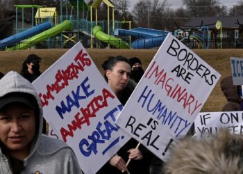 RAKYAT AS menyertai perhimpunan dan perarakan menyokong golongan pendatang asing di Waukegan, Illinois.-AFP