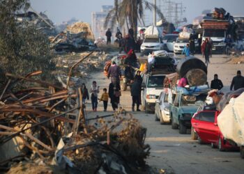 PENDUDUK Palestin yang dipindahkan melalui jalan Salah al-Din di Nuseirat, tengah Gaza untuk menyeberangi dari selatan ke bahagian utara wilayah, pada 29 Januari lepas.- AFP