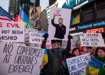 PENYOKONG Ukraine berhimpun di Times Square untuk menandakan ulang tahun ketiga pencerobohan Russia, di New York City, Isnin lalu.- AFP