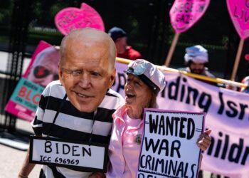 PENUNJUK perasaan pro-Palestin, termasuk seseorang yang memakai topeng Joe Biden, berhimpun berhampiran Rumah Putih di Washington, DC, pada 8 Jun 2024 untuk membantah tindakan Israel di Gaza.- AFP