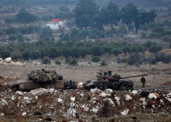 KERETA kebal tempur Merkava milik Israel dikerahkan berhampiran kereta kebal tentera Syria yang ditawan di zon penampan, di Dataran Tinggi Golan, berhampiran perkampungan Druze di Majdal Shams.- AFP