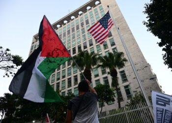 PENUNJUK perasaan mengibarkan bendera Palestin semasa demonstrasi menentang rancangan Presiden AS, Donald Trump untuk memindahkan penduduk dari Gaza, di hadapan Konsulat AS di Rio de Janeiro, Brazil, pada 13 Februari lepas.- AFP