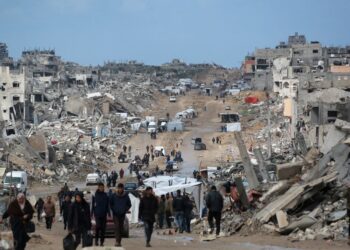 PENDUDUK Palestin berjalan melalui kawasan yang dikelilingi kemusnahan di Jabalia, utara Gaza, semasa gencatan dalam perang antara pejuang Hamas dan Israel, pada 6 Februari lepas.- AFP