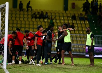 PEMAIN pasukan PDRM FC meraikan kemenangan mereka melalui penentuan sepakan penalti dalam aksi separuh akhir Challenge Cup menentang KDA di Stadium Darul Aman, malam ini. - UTUSAN/ SHAHIR NOORDIN