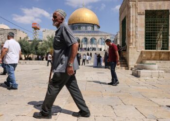 ORANG ramai berkumpul di hadapan Kubah Al-Sakhrah di perkarangan Masjid Al-Aqsa di Baitulmuqaddis, untuk menunaikan solat Jumaat.- AFP