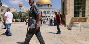 ORANG ramai berkumpul di hadapan Kubah Al-Sakhrah di perkarangan Masjid Al-Aqsa di Baitulmuqaddis, untuk menunaikan solat Jumaat.- AFP