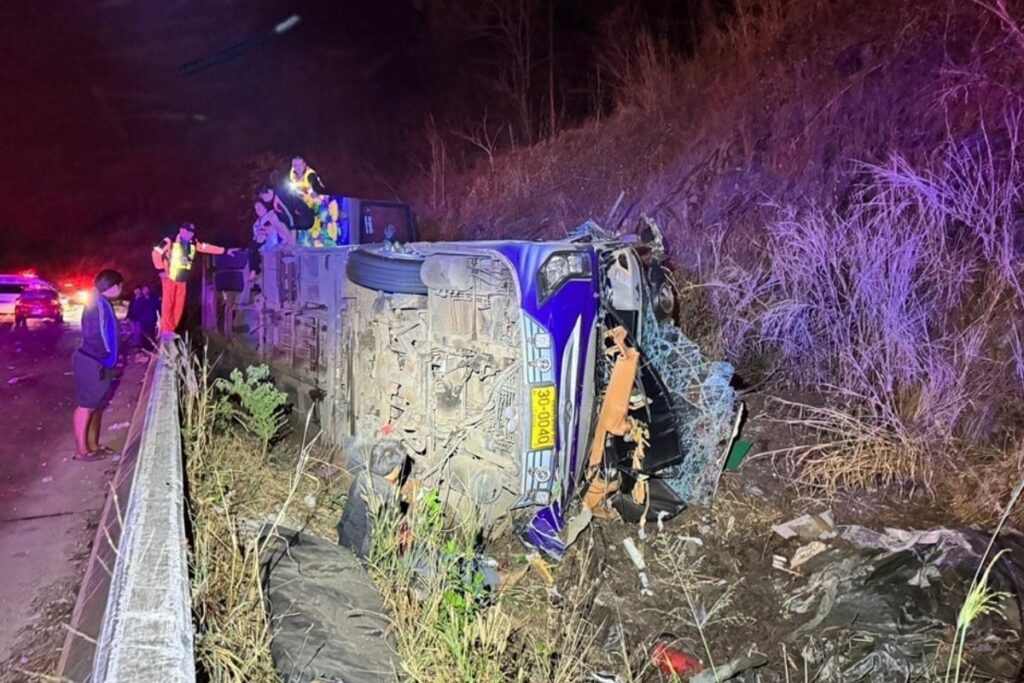 17 maut bas bawa pegawai kerajaan terbalik