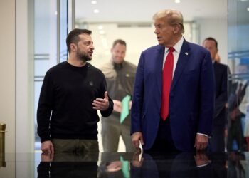 PRESIDEN Ukraine, Volodymyr Zelensky (kiri) dan Donald Trump ketika dalam satu pertemuan di New York.- AFP