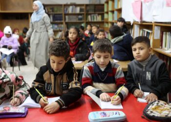 KANAK-kanak Palestin memulakan sesi pembelajaran pada hari pertama persekolahan di sebuah sekolah di Gaza City, kelmarin.- AFP