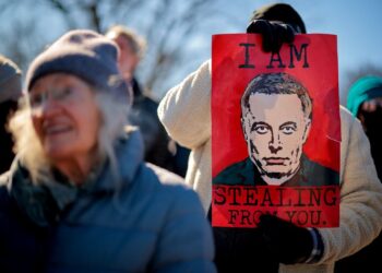 PENUNJUK perasaan menunjukkan sepanduk memaparkan wajah Elon Musk, sebagai menentang pentadbiran Presiden Donald Trump pada protes 'Not My President's Day' di Capitol, Washington, DC, pada 17 Februari lalu.- AFP