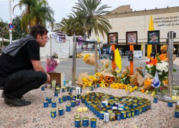 SEORANG lelaki melihat potret tebusan Israel yang terbunuh di Gaza, ketika orang ramai berkumpul di Dataran Tebusan di Tel Aviv menjelang pertukaran ketujuh Sabtu lalu.- AFP