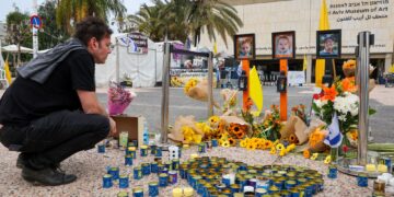 SEORANG lelaki melihat potret tebusan Israel yang terbunuh di Gaza, ketika orang ramai berkumpul di Dataran Tebusan di Tel Aviv menjelang pertukaran ketujuh Sabtu lalu.- AFP