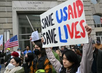 PENUNJUK perasaan mengadakan protes di luar ibu pejabat USAID di Washington.-AFP