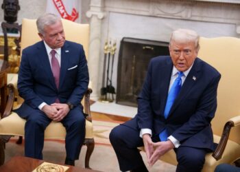 PRESIDEN AS, Donald Trump bersama Raja Jordan, Raja Abdullah II semasa pertemuan di Pejabat Oval Rumah Putih, di Washington, DC, pada Selasa lepas.- AFP