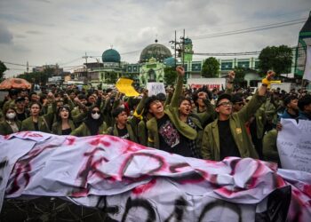 MAHASISWA menyertai demonstrasi Indonesia Gelap untuk membantah dasar pemotongan bajet oleh Presiden Prabowo Subianto, di hadapan bangunan Dewan Perwakilan Daerah Jawa Timur di Surabaya, Isnin lalu.- AFP