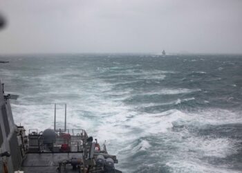 FOTO edaran pada 20 Oktober 2024 menunjukkan kapal pemusnah peluru berpandu USS Higgins (depan), dan kapal frigat Halifax Tentera Laut Diraja Kanada HMCS Vancouver, sedang belayar di Selat Taiwan.- AFP