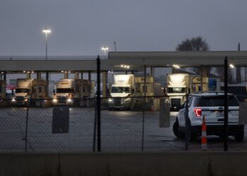 TRAK melalui pusat pemeriksaan kastam selepas tiba di AS dari Kanada di Detroit, Michigan selepas Donald Trump menangguhkan tarif 25 peratus terhadap Kanada dan Mexico.- AFP