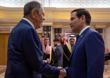 Marco Rubio (kanan) berjabat tangan dengan Menteri Sergei Lavrov semasa pertemuan di Istana Diriyah di Riyadh, Arab Saudi.-AFP