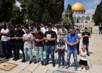 ORANG ramai menunaikan solat Jumaat di hadapan Masjid Dome of ther Rock di perkarangan Masjid Al-Aqsa Baitulmuqaddis Lama, pada 6 September 2024.- AFP