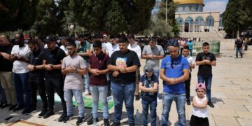 ORANG ramai menunaikan solat Jumaat di hadapan Masjid Dome of ther Rock di perkarangan Masjid Al-Aqsa Baitulmuqaddis Lama, pada 6 September 2024.- AFP