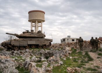 GAMBAR edaran dikeluarkan tentera Israel menunjukkan askar dari Divisyen ke-91 meronda berhampiran kereta kebal tempur utama Merkava, semasa operasi di selatan Lubnan.- AFP