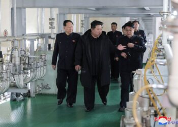 GAMBAR dikeluarkan Agensi Berita Pusat Korea (KCNA) menunjukkan pemimpin Korea Utara, Kim Jong Un (tengah) sedang memeriksa tapak pengeluaran bahan nuklear dan makmal senjata nuklear, di lokasi yang tidak didedahkan.- AFP