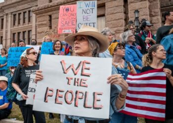 ORANG ramai berhimpun sebagai protes terhadap Presiden AS, Donald Trump semasa tunjuk perasaan di Texas State Capitol di Austin, Texas, pada 5 Februari lepas.- AFP