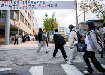 PELAJAR yang menduduki Ujian Keupayaan Skolastik Kolej tahunan tiba di Sekolah Menengah Perempuan Yeouido di Seoul, Korea Selatan.- AFP