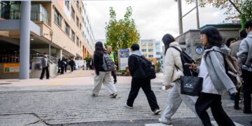 PELAJAR yang menduduki Ujian Keupayaan Skolastik Kolej tahunan tiba di Sekolah Menengah Perempuan Yeouido di Seoul, Korea Selatan.- AFP