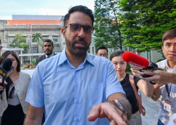 KETUA pembangkang Singapura dan Setiausaha Agung Parti Pekerja, Pritam Singh, tiba di mahkamah untuk mendengar keputusan perbicaraan di Singapura, semalam.- AFP