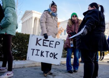 BEBERAPA pencipta kandungan memegang papan tanda bertulis 'Keep TikTok' di luar Bangunan Mahkamah Agung AS di Washington.- AFP