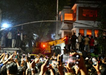 PENUNJUK perasaan merobohkan Muzium Memorial Bangabandhu di Dhaka, Bangladesh.-AFP