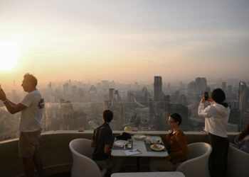 BEBERAPA pelancong bersarapan di skybox hotel di tengah pencemaran udara yang tinggi di Bangkok, pada 20 Januari lepas.- AFP