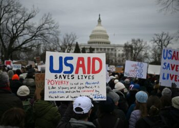 ORANG ramai membantah rancangan Donald Trump dan Elon Musk untuk menutup USAID di luar Capitol AS.- AFP