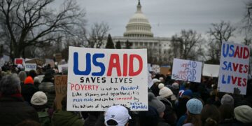 ORANG ramai membantah rancangan Donald Trump dan Elon Musk untuk menutup USAID di luar Capitol AS.- AFP