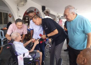 AHMAD Dzaffir Mohd. Yussof (dua dari kanan) menyampaikan sumbangan pada Program Cakna Komuniti Polis Kontinjen Negeri Sembilan di Pusat Penjagaan Orang-Orang Tua (House of Megaways Care Centre) di Seremban hari ini.-UTUSAN /NUR SHARIEZA ISMAIL