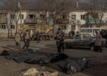 PEGAWAI polis Ukraine memeriksa mayat mangsa yang terbunuh dalam serangan peluru berpandu di Izyum, wilayah Kharkiv.-AFP