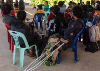 WARGA asing yang dibebaskan daripada pusat penipuan telekomunikasi di wilayah Karen, Myanmar menunggu untuk menyeberangi sempadan ke Thailand.-AFP