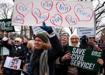 PENUNJUK perasaan menyertai perhimpunan 'Selamatkan Perkhidmatan Awam' anjuran Persekutuan Kakitangan Kerajaan Amerika (AFGE) di luar Capitol, Washington, DC, pada 11 Februari lepas.- AFP