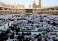 JEMAAH haji menunaikan solat sunat Aidiladha di Masjidil Haram di Mekah.-AFP