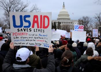 PENYOKONG Agensi Pembangunan Antarabangsa USAID berhimpun di pekarangan Capitol AS di Washington.- AFP