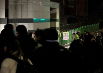 ORANG ramai berkumpul di luar bangunan sekolah rendah di Daejeon, 160 kilometer di selatan Seoul, susulan insiden guru tikam murid lapan tahun sehingga meninggal dunia, Isnin lepas.- AFP