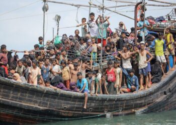 PELARIAN Rohingya terkandas di atas bot selepas masyarakat berhampiran memutuskan untuk tidak membenarkan mereka mendarat di Pineung, wilayah Aceh, pada 16 November 2023.- AFP