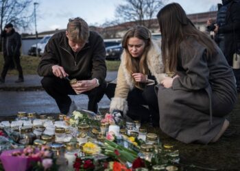 ORANG ramai menyalakan lilin berhampiran pusat pendidikan dewasa Sekolah Kampus Risbergska di Orebro, sehari selepas kejadian tembakan yang meragut 10 nyawa, pada 5 Februari lepas.- AFP