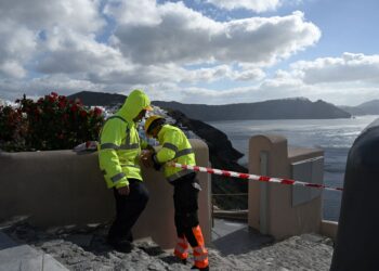 PETUGAS perbandaran menyekat akses kepada pelancong di kejiranan Oia di pulau Santorini, Greece.-AFP