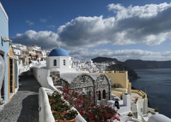 PEMANDANGAN perkampungan Oia di Pulau Santorini di Greece.-AFP